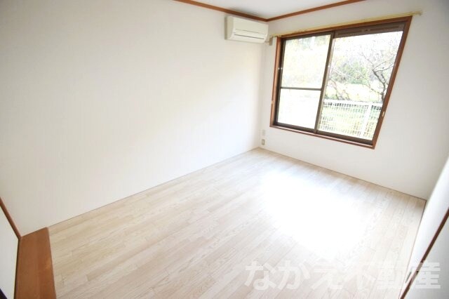 物件内観写真15　(広くて明るい寝室)