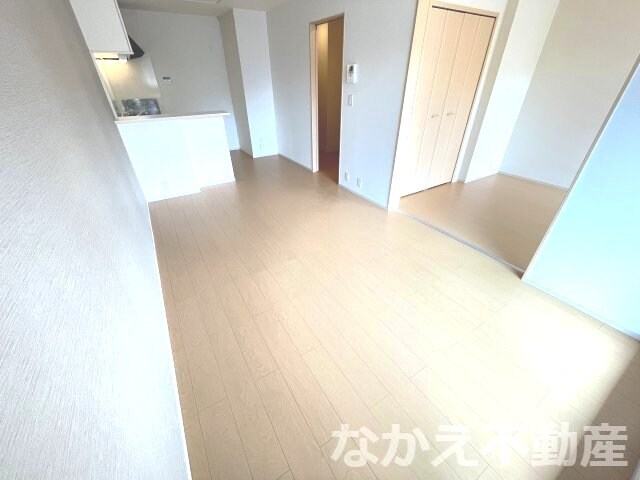 物件内観写真2　(ゆったりとした居間です)