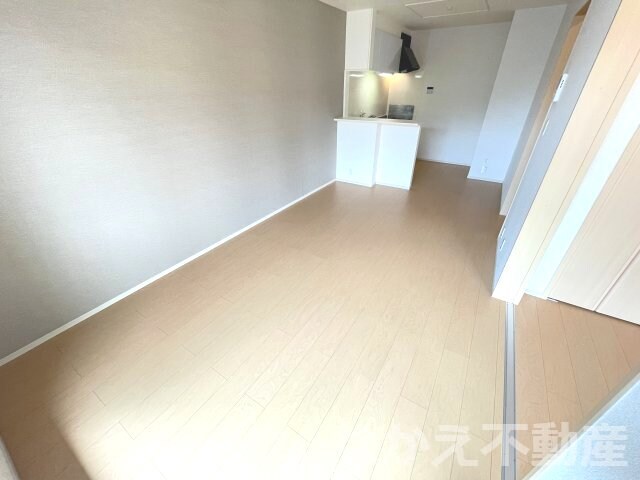 物件内観写真3　(ゆったりとした居間です)