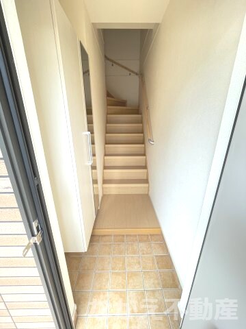 物件内観写真8　(明るい玄関です)