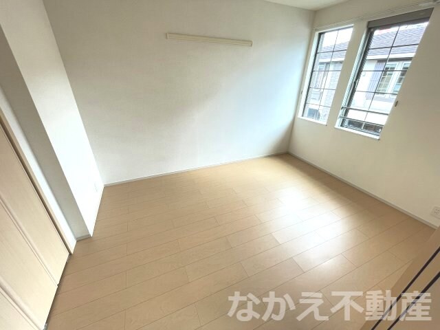 物件内観写真14　(広くて明るい寝室)