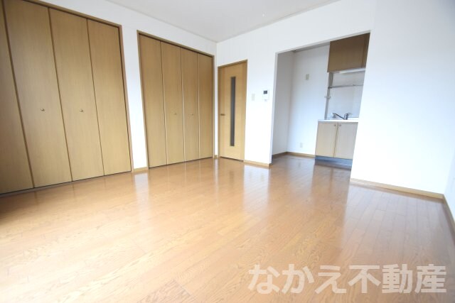 物件内観写真3　(落ち着いた色調の寝室です)