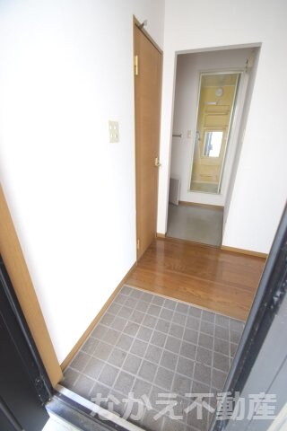 物件内観写真8　(ゆったりとした玄関です)