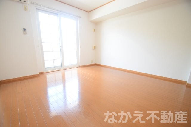 物件内観写真4　(落ち着いた色調の寝室です)