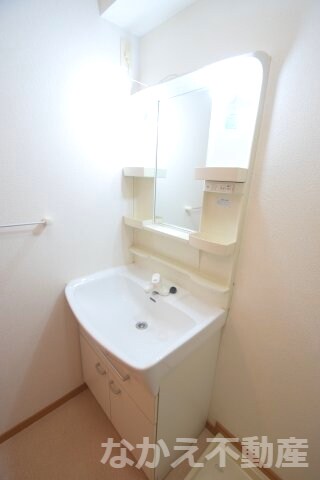 物件内観写真8　(コンパクトで使いやすい洗面所)