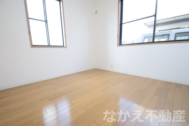 物件内観写真3　(こちらの居間で趣味の時間をお楽しみください)