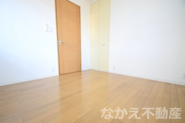 物件内観写真14　(落ち着いた色調の寝室です)