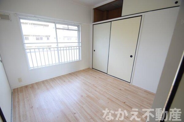 寝室(落ち着いた色調の寝室です)