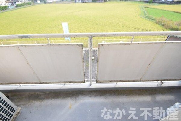 バルコニー(外からの目が気にならないバルコニーで洗濯物が干せます)