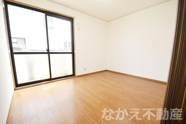 寝室(落ち着いて過ごせるお部屋なので、寝室にいかがでしょうか)