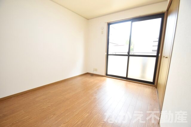 物件内観写真14　(広くて明るい寝室)