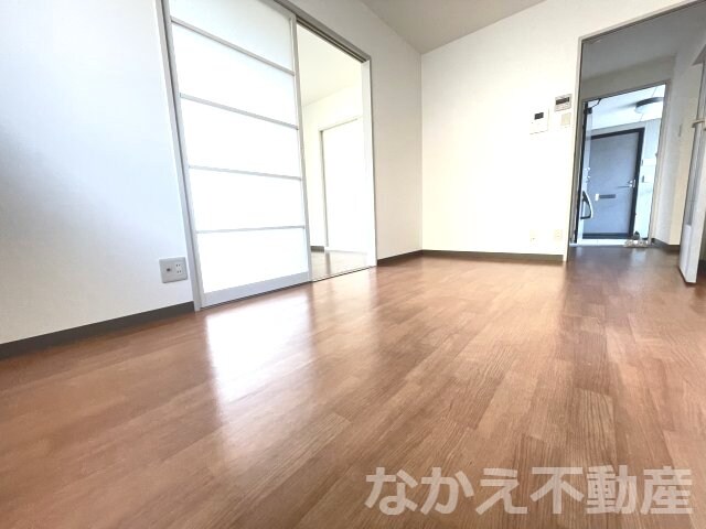 物件内観写真2　(こちらのリビングで趣味の時間をお楽しみください)