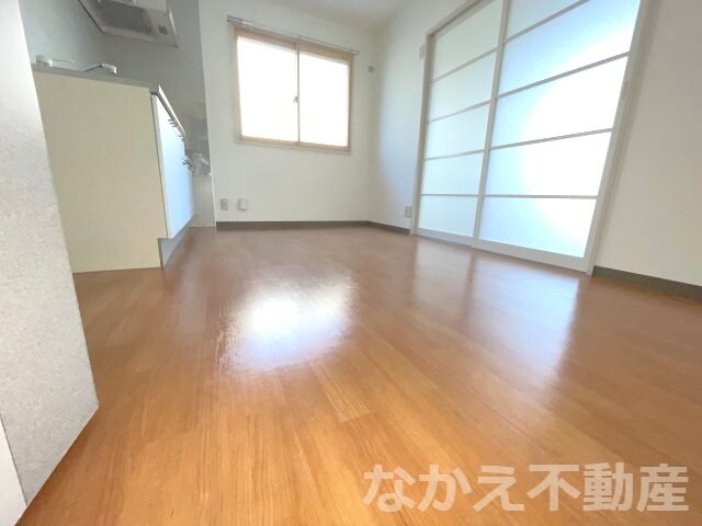 物件内観写真3　(広くて明るい寝室)