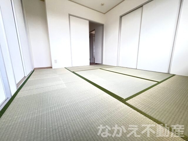 物件内観写真13　(落ち着いた色調の寝室です)