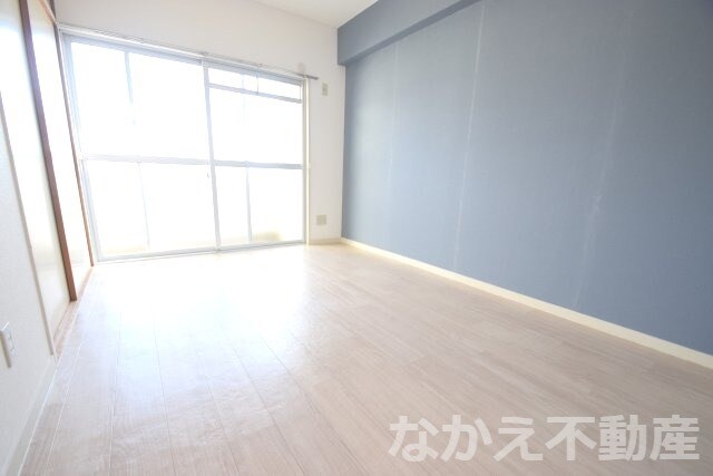 物件内観写真4　(落ち着いた色調の寝室です)