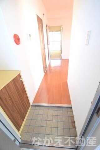 物件内観写真9　(ゆったりとした玄関です)