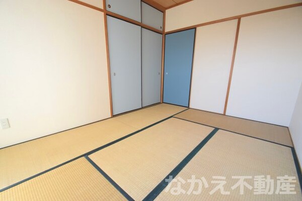 寝室(落ち着いた色調の寝室です)