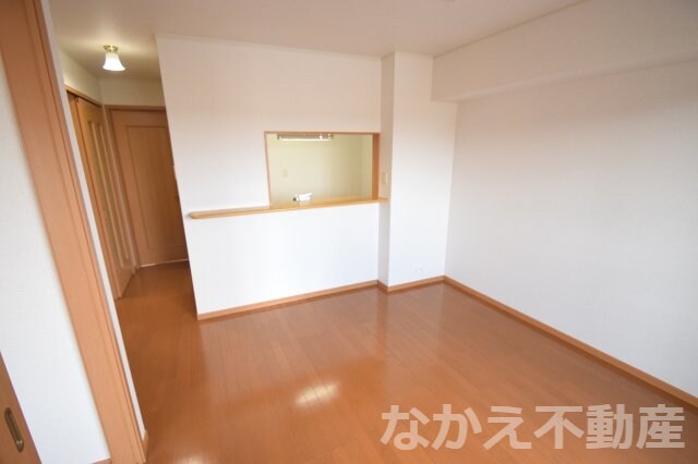 物件内観写真4　(落ち着いた色調の寝室です)