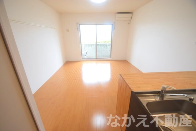 物件内観写真3　(落ち着いた色調の寝室です)