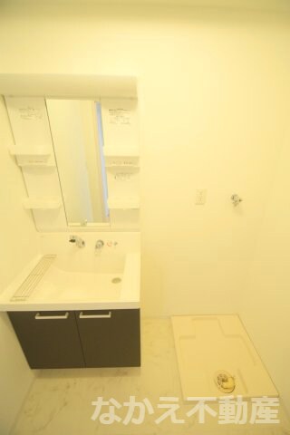 物件内観写真5　(広い洗面スペース)