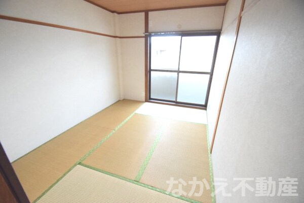寝室(落ち着いた色調の寝室です)