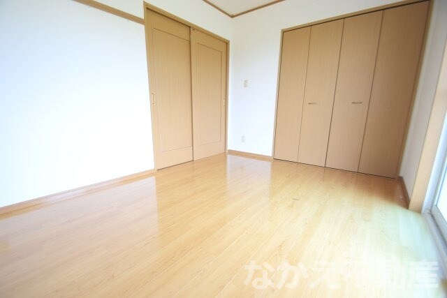 物件内観写真5　(落ち着いた色調の寝室です)