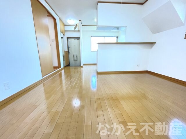 物件内観写真2　(こちらの居間で趣味の時間をお楽しみください)