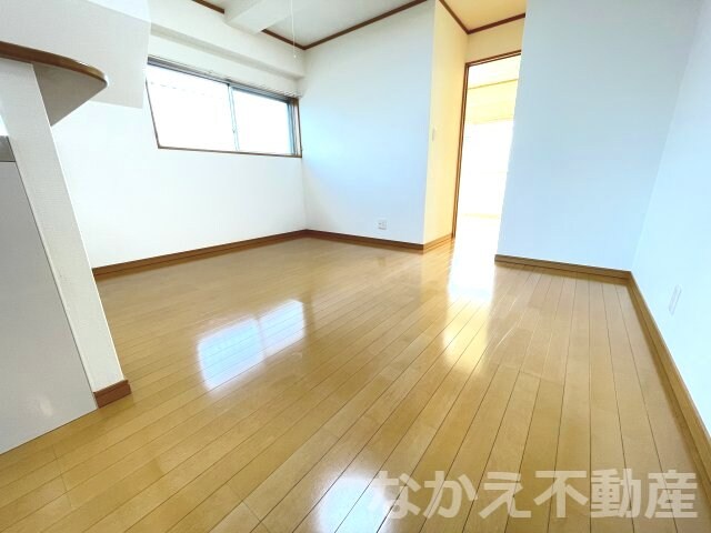 物件内観写真3　(こちらの居間で趣味の時間をお楽しみください)