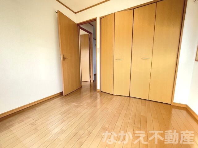 物件内観写真4　(落ち着いた色調の寝室です)