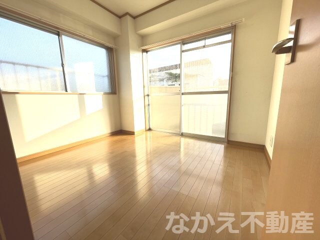 物件内観写真14　(落ち着いた色調の寝室です)