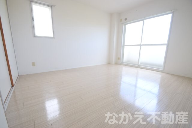 物件内観写真4　(落ち着いた色調の寝室です)