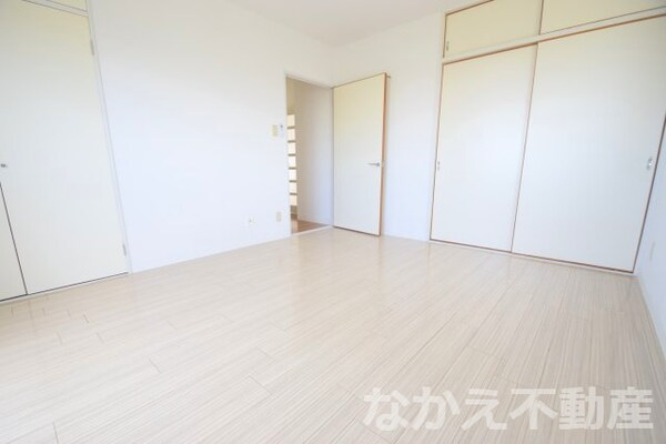 寝室(落ち着いた色調の寝室です)