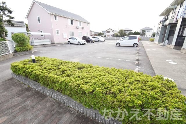 物件外観写真2　(駐車スペースもあります)