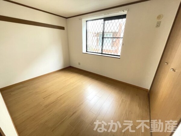 寝室(落ち着いた色調の寝室です)