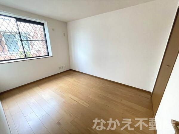 寝室(こちらの居間で趣味の時間をお楽しみください)