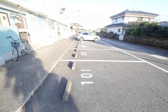 物件外観写真2　(駐車場です)