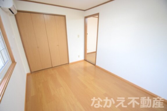 物件内観写真5　(落ち着いた色調の寝室です)