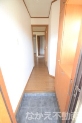 物件内観写真8　(ゆったりとした玄関です)