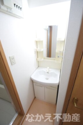 物件内観写真12　(ゆったりとスペースのある洗面所)