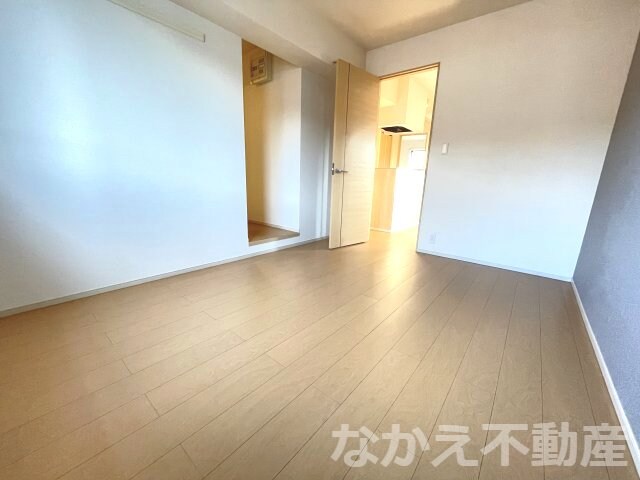 物件内観写真3　(広くて明るい寝室)