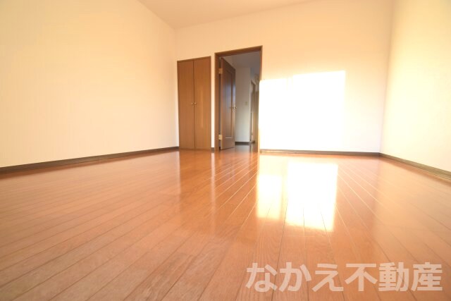 物件内観写真2　(ゆったり過ごせるリビングです)