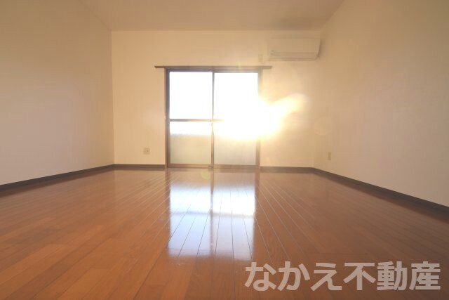 物件内観写真3　(こちらのリビングで趣味の時間をお楽しみください)