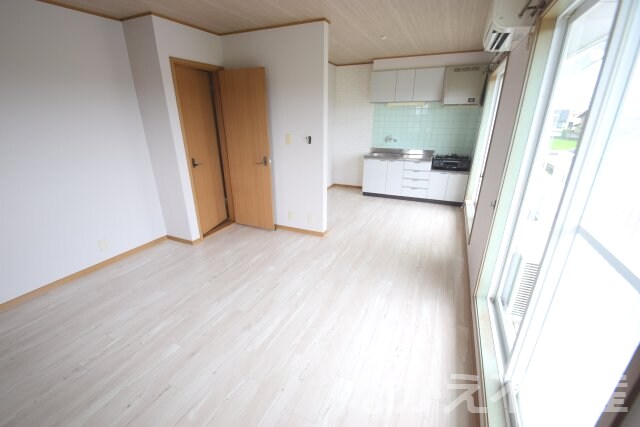 物件内観写真2　(使いやすい居間です)