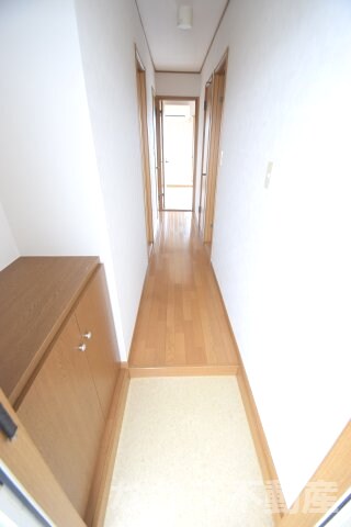 物件内観写真8　(明るい玄関です)