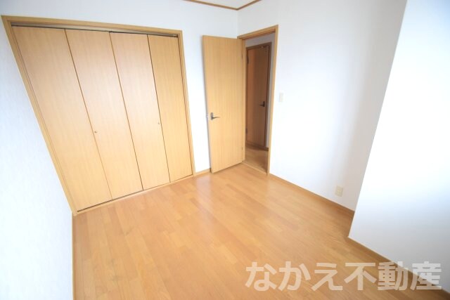 物件内観写真12　(広くて明るい寝室)