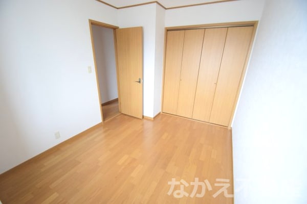 寝室(広くて明るい寝室)