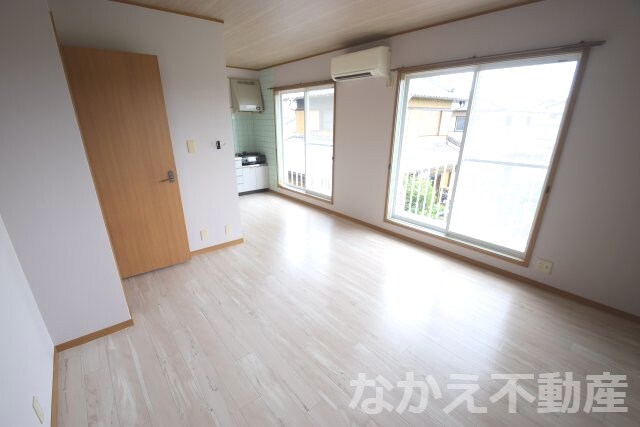 物件内観写真15　(ゆったりとした居間です)