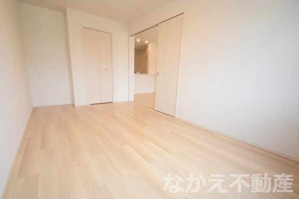 寝室(落ち着いた色調の寝室です)