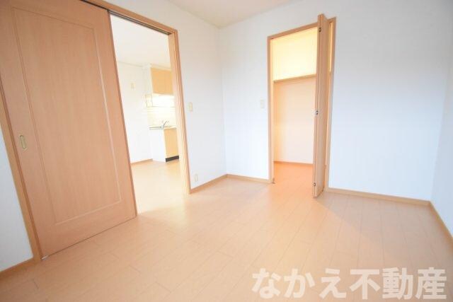 物件内観写真3　(落ち着いた色調の寝室です)