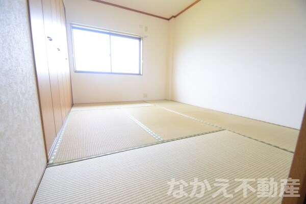 和室(和室、ちょっとしたくつろぎスペースにいかがでしょうか)